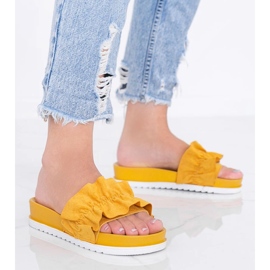 Pantuflas Samantha mostaza con volantes amarillo 1
