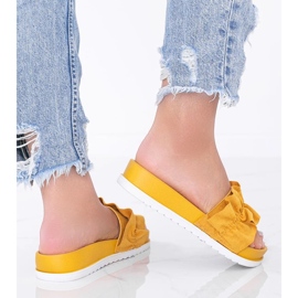 Pantuflas Samantha mostaza con volantes amarillo 2