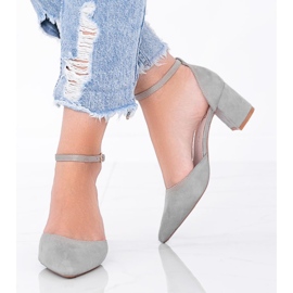 Bombas grises en el poste bajo de Gemma 1 Bombas grises en el poste bajo de Gemma 1