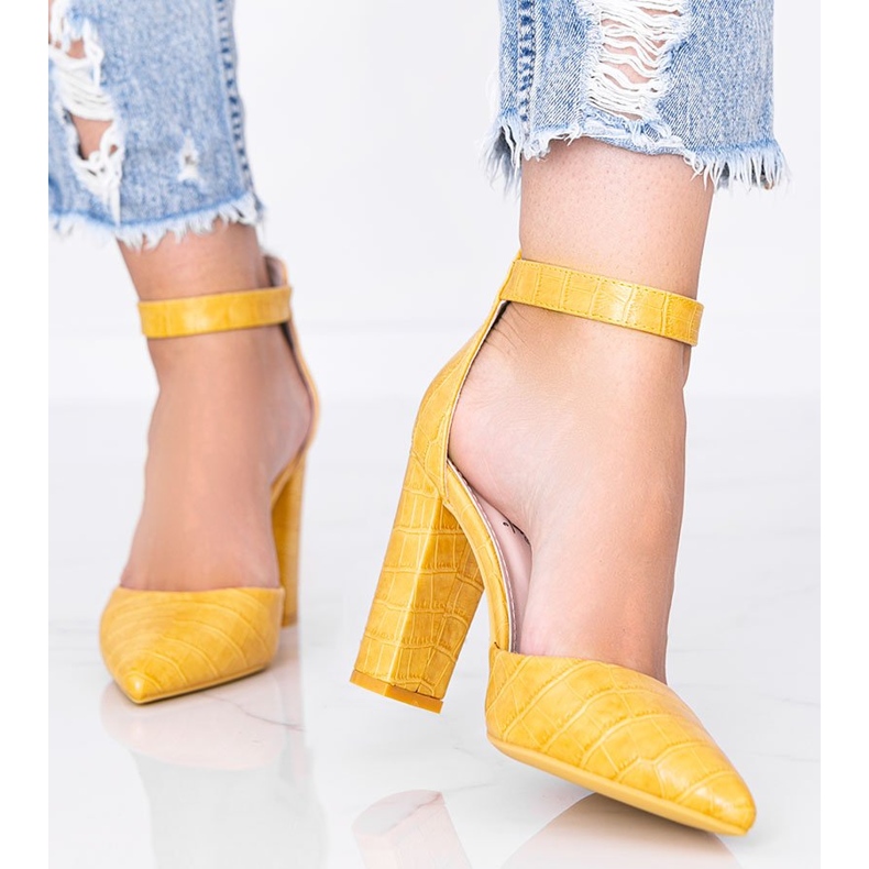 Zapatos de tacón mostaza en un poste con el patrón de piel de cocodrilo Glamour amarillo 1 Zapatos de tacón mostaza en un poste con el patrón de piel de cocodrilo Glamour amarillo 1