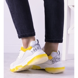 Zapatillas blancas y amarillas con suela ombre blanco 2