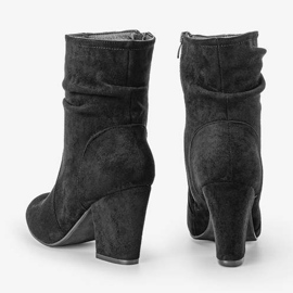 Botines negros en el poste de Lines 1 Botines negros en el poste de Lines 1