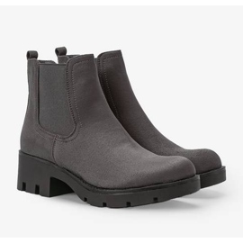 Botas grises en la publicación de otoño 1