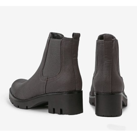Botas grises en la publicación de otoño 3