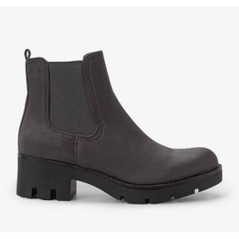 Botas grises en la publicación de otoño 4