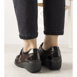 Zapatos brogues marrones en el tacón de cuña baja Tiffy marrón 1 Zapatos brogues marrones en el tacón de cuña baja Tiffy marrón 1