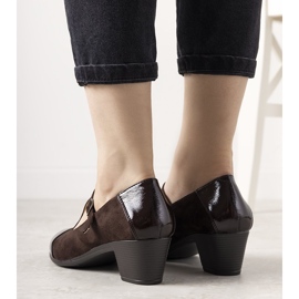 Zapatos marrones sobre un pilar con puntera de postre barnizada marrón 1 Zapatos marrones sobre un pilar con puntera de postre barnizada marrón 1