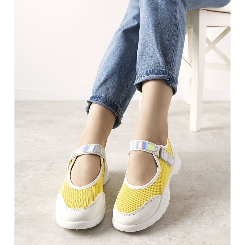 Deportivas amarillas y blancas con aplicación holográfica de Melania blanco amarillo 1 Deportivas amarillas y blancas con aplicación holográfica de Melania blanco amarillo 1