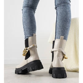 Botas beige con cadena Attention 1
