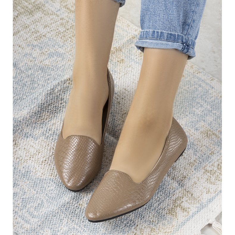 Bailarinas marrones con estampado de piel de cocodrilo de Aupra beige 1 Bailarinas marrones con estampado de piel de cocodrilo de Aupra beige 1