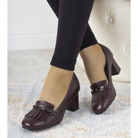 Zapatos de salón granate en un poste de cuero ecológico de Alice rojo 2