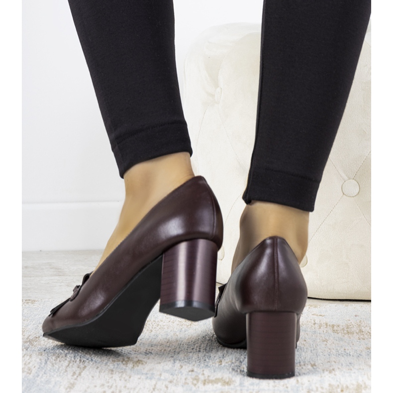 Zapatos de salón granate en un poste de cuero ecológico de Alice rojo 1