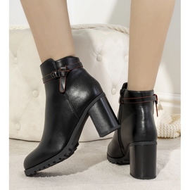 Botas negras aisladas en el poste de Murray negro 1