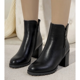 Botas negras aisladas en el poste Karen negro 1