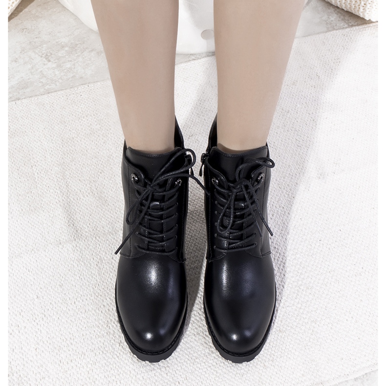 Botas negras aisladas con ribete de Padilla negro 1