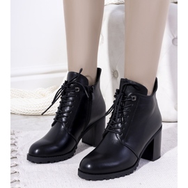 Botas negras aisladas con ribete de Padilla negro 2