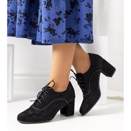 Zapatos negros en el poste de Bird 1