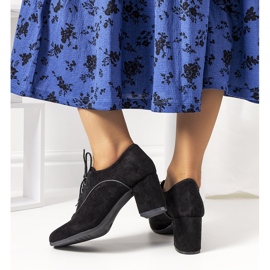 Zapatos negros en el poste de Bird 2