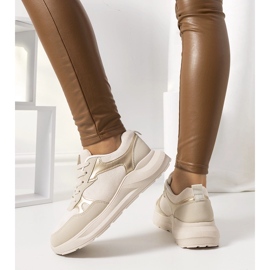 Zapatillas beige con detalles dorados de Davis. 2