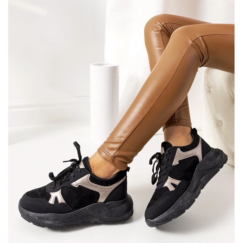 Zapatillas negras con detalles dorados de Davis. negro 1