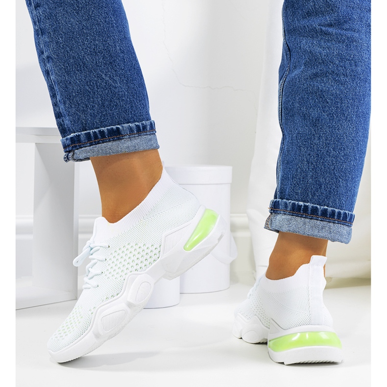 Zapatillas deportivas blancas y verdes. blanco 1 Zapatillas deportivas blancas y verdes. blanco 1