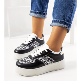 Zapatillas negras en la plataforma de Worden blanco negro 1