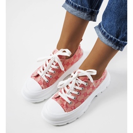 Zapatillas rosas y beige de Waters 1