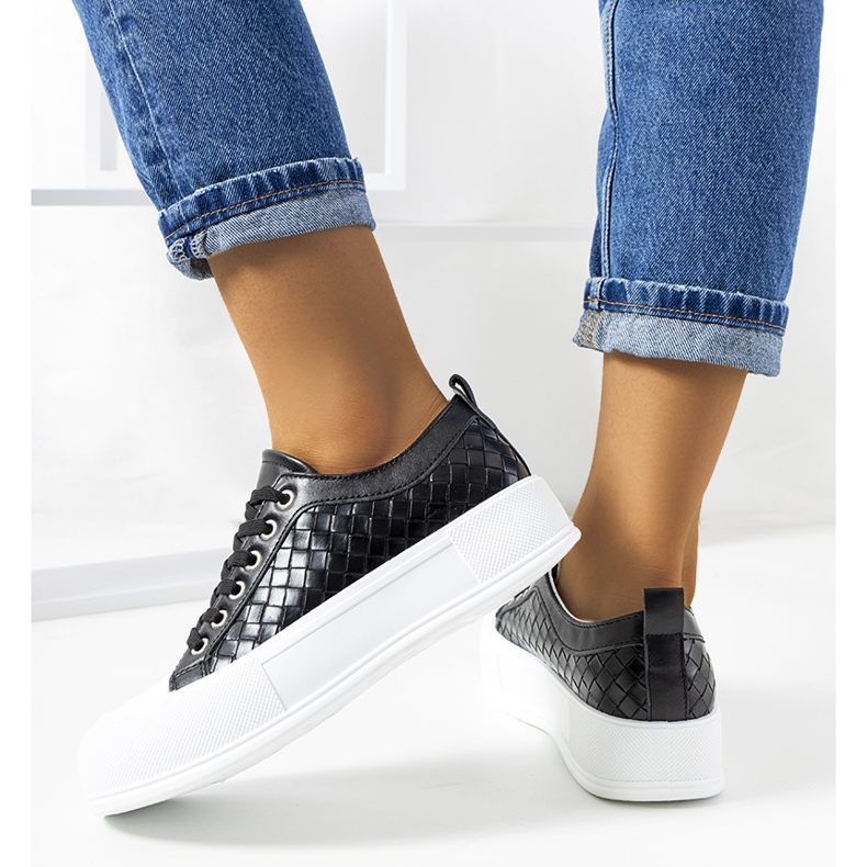 Zapatillas negras sobre una suela gruesa de Luther. negro 1