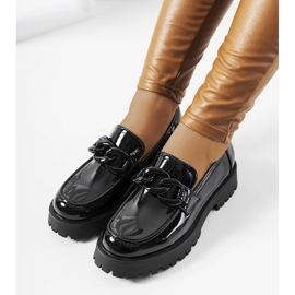 Mocasines de charol negro con suela gruesa Dominick. 1
