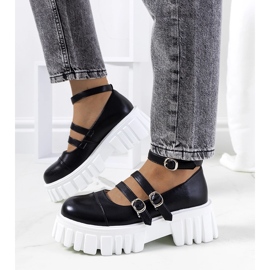 Zapatos negros en una suela de tractor de Jonell 1