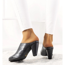 Zapatillas negras en el puesto de Plotkin negro 2