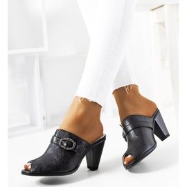 Pantuflas negras en el puesto de Lucinda negro 1