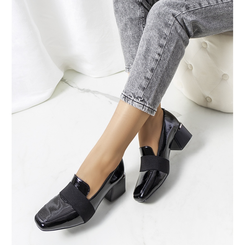 Zapatos lacados en negro en el puesto de Tammy. 1