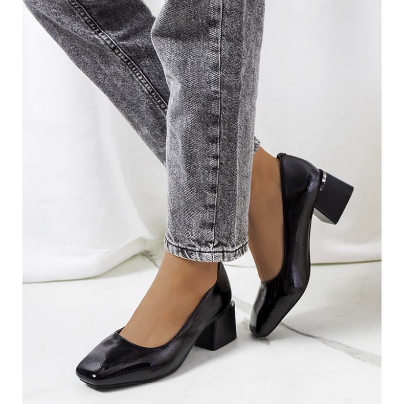 Zapatos de salón lacados en negro en el post de Peet 1