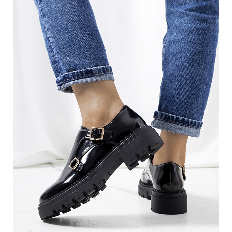 Zapatos Valks lacados en negro 1