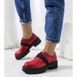 Zapatos rojos en una suela de tractor Marike 1