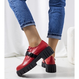 Zapatos rojos en una suela de tractor Marike 2