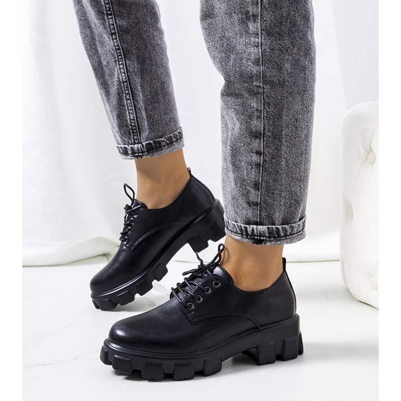 Zapatos negros en una suela de tractor Chedi 1 Zapatos negros en una suela de tractor Chedi 1