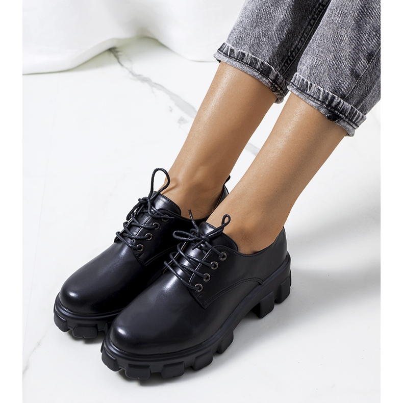 Zapatos negros en una suela de tractor Chedi 2 Zapatos negros en una suela de tractor Chedi 2