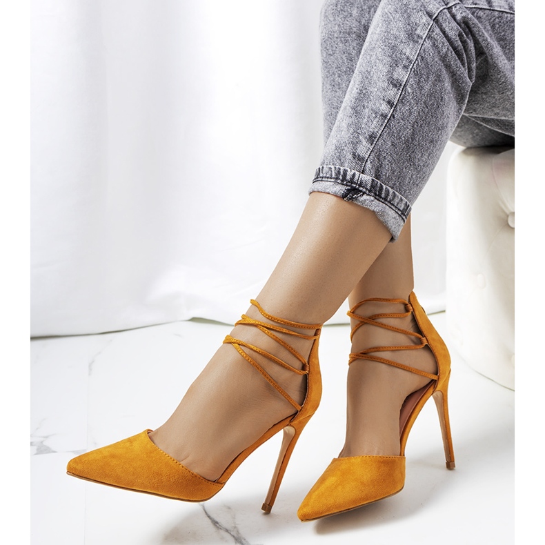 Tacones de cuero marrón con correa Glover 1