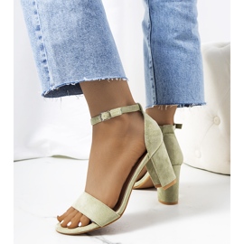 Sandalias verdes en un puesto de Karella 1