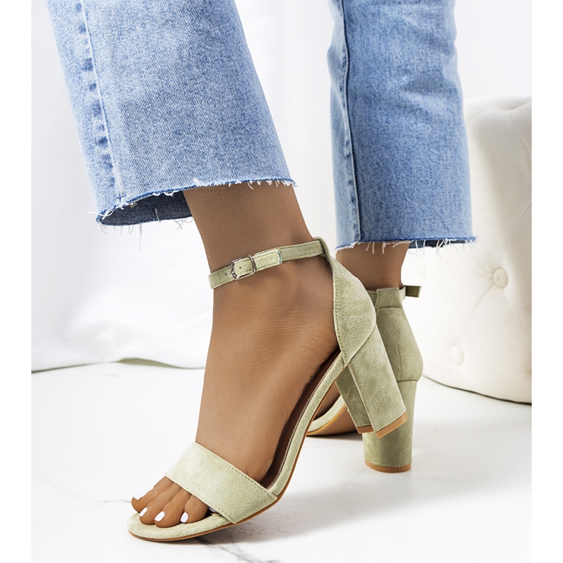 Sandalias verdes en un puesto de Karella 1