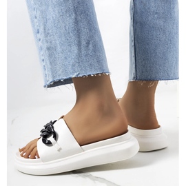 Babuchas blancas con cadena Levy blanco 1