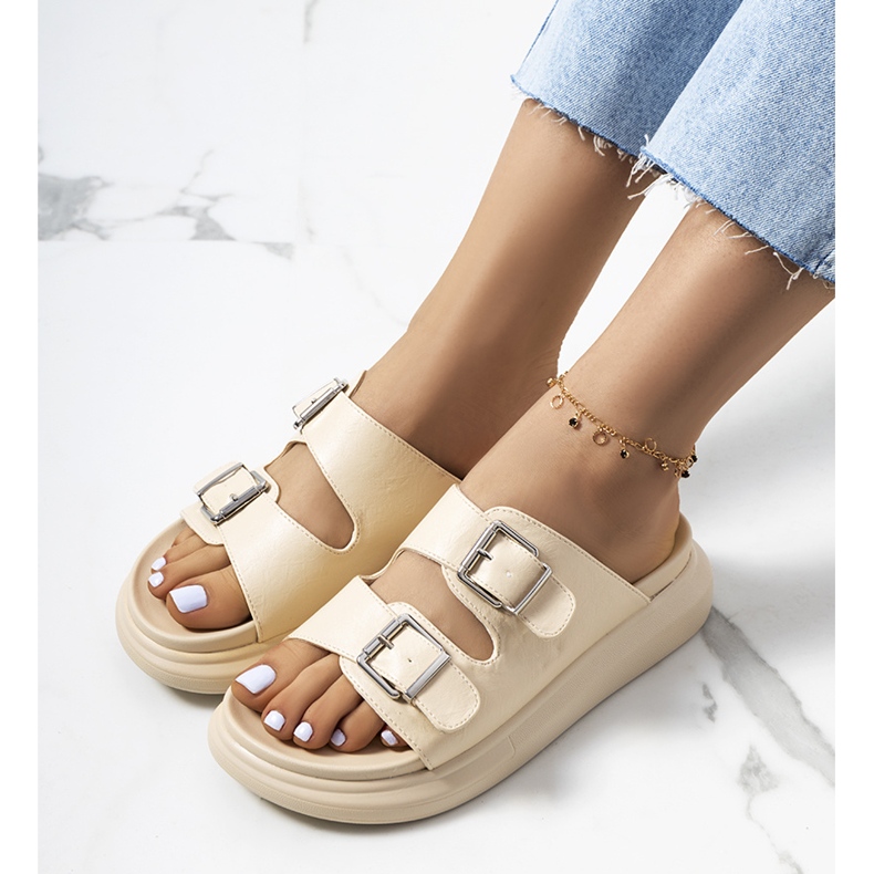 Babuchas beige con hebillas Ageston 1