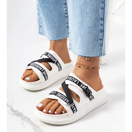 Zapatillas blancas en la plataforma Kogil blanco 1