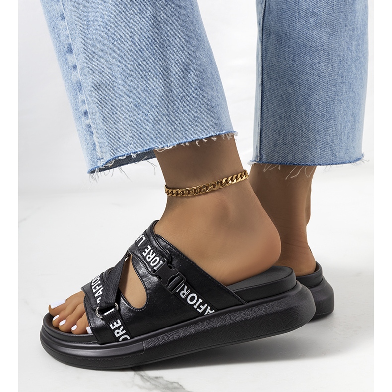 Zapatillas negras en la plataforma negro 1