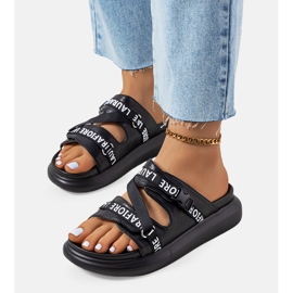 Zapatillas negras en la plataforma negro 2