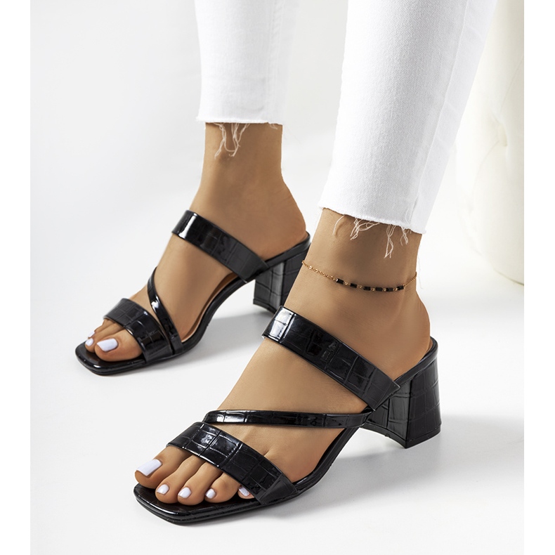 Zapatillas lacadas en negro en el pilar Gare. 1