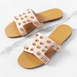Babucha rosa con tachuelas decorativas de Amparo rosado 2