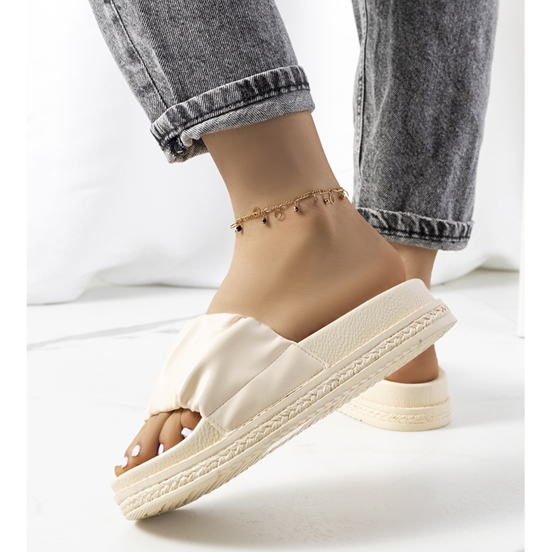 Zapatillas beige en la plataforma Baldwin 1